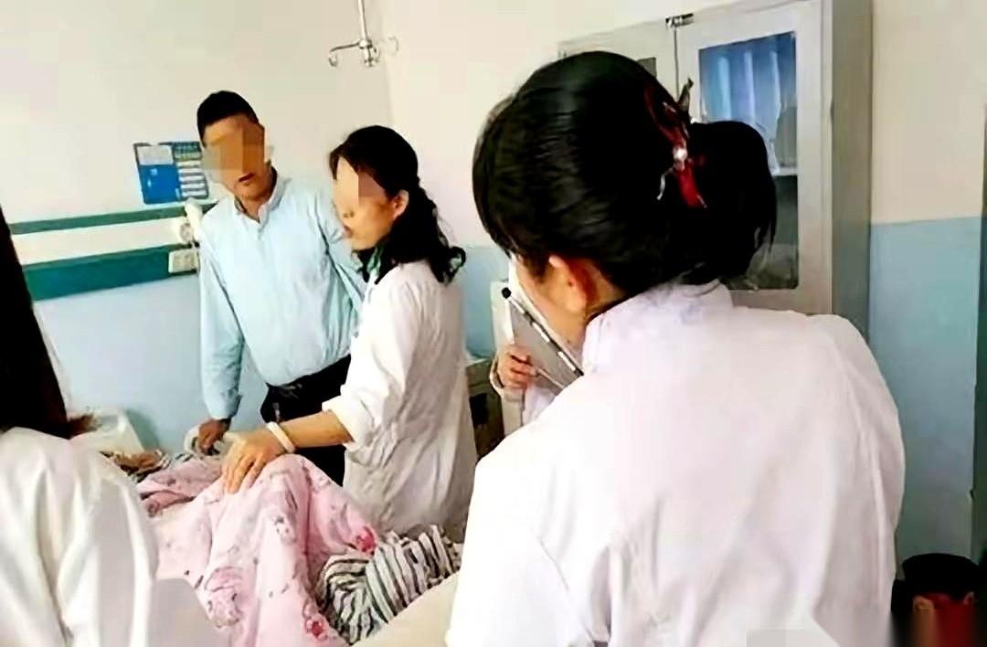 湖北一个怀孕34周的妈妈，笑着跟产检医生说：“我家这娃，在肚子里踢得可真有劲！”