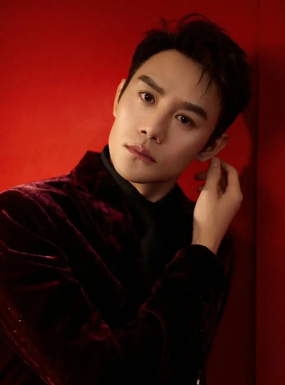 1.8亿围观他的侧脸一张照片，24小时刷屏。王凯穿戗驳领西装，侧颜线条像刀