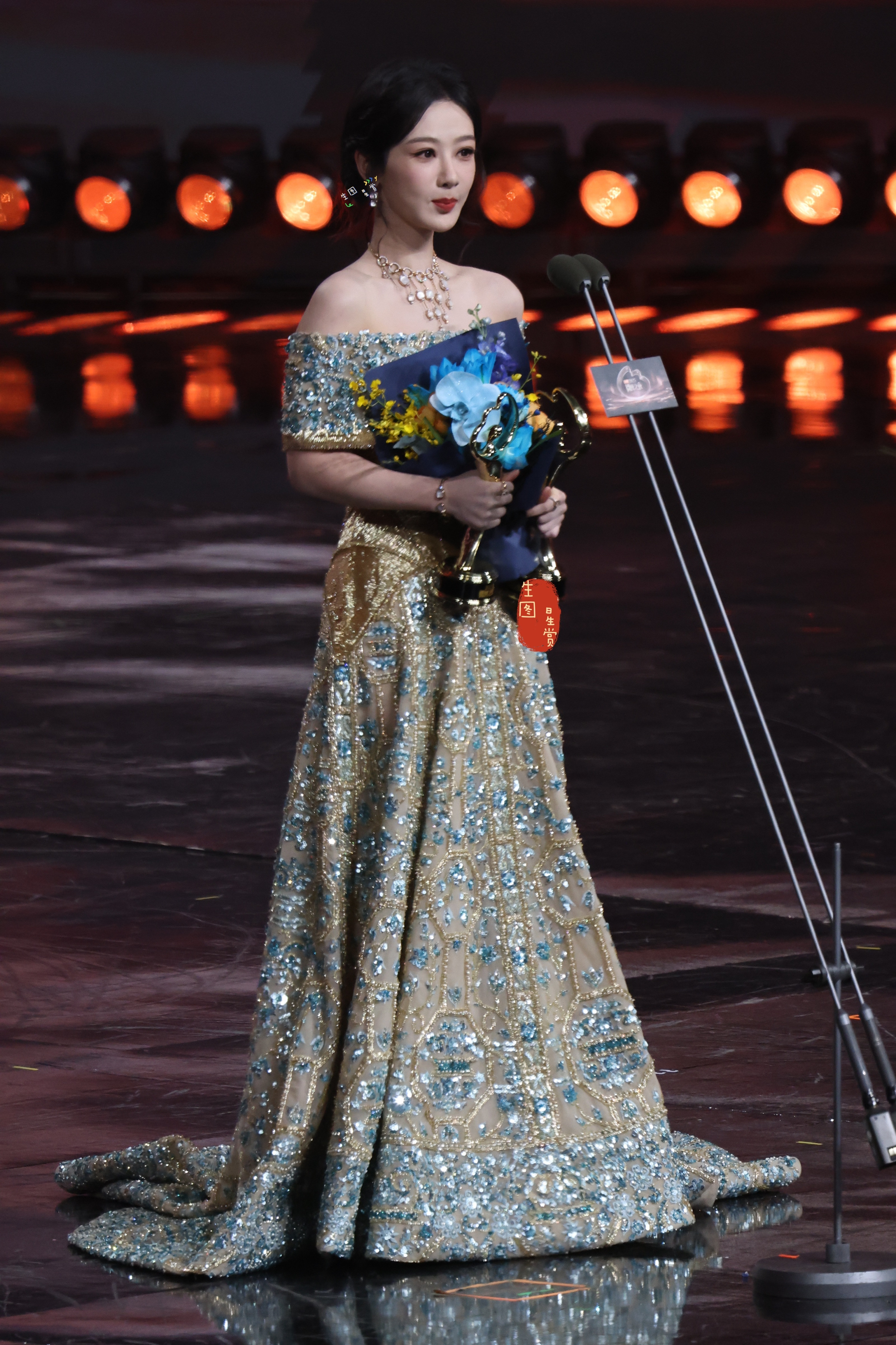 杨紫微博之夜颁奖礼出图金色紫妹，尽显大花气质✨杨紫生命树杨紫白菊