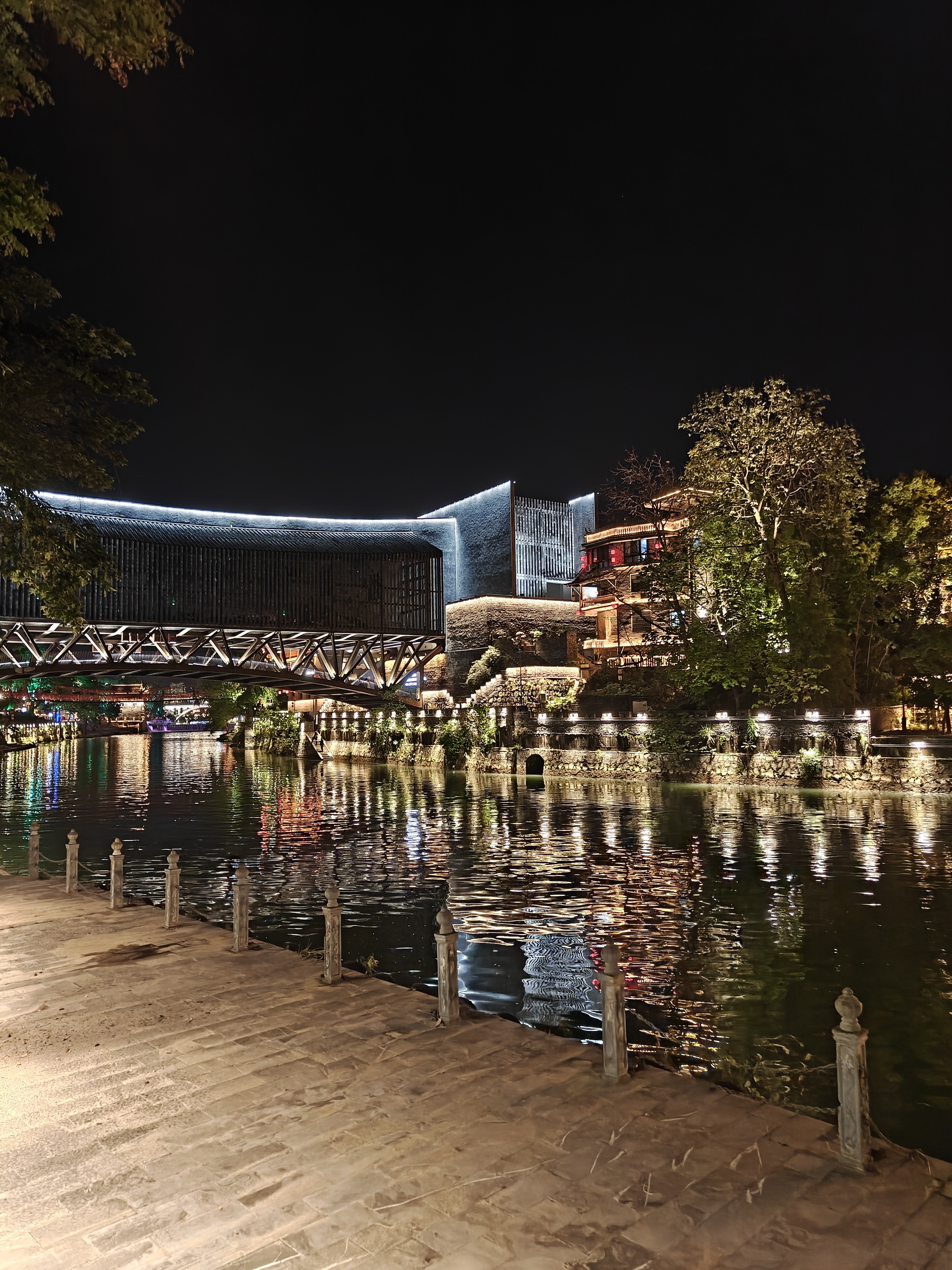 夜游位于吉首的乾州古城，风光旖旎，灯火辉煌，完全不亚于很有名的凤凰古城，大美湘西