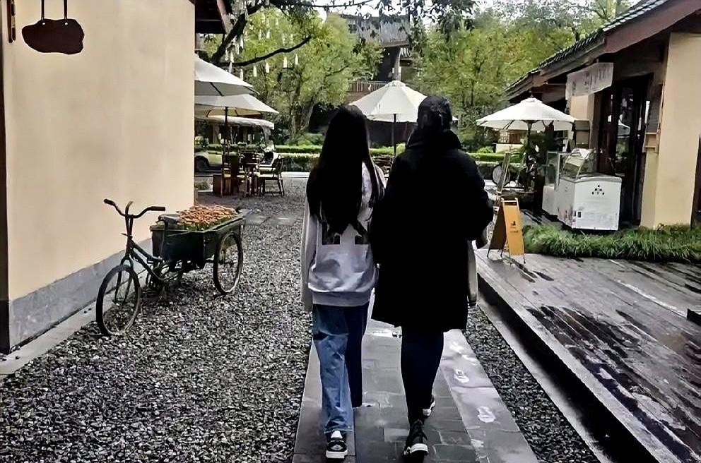 小玥儿11岁167cm，不是靠补品堆出来的。爷爷180+，爸爸181，妈妈16