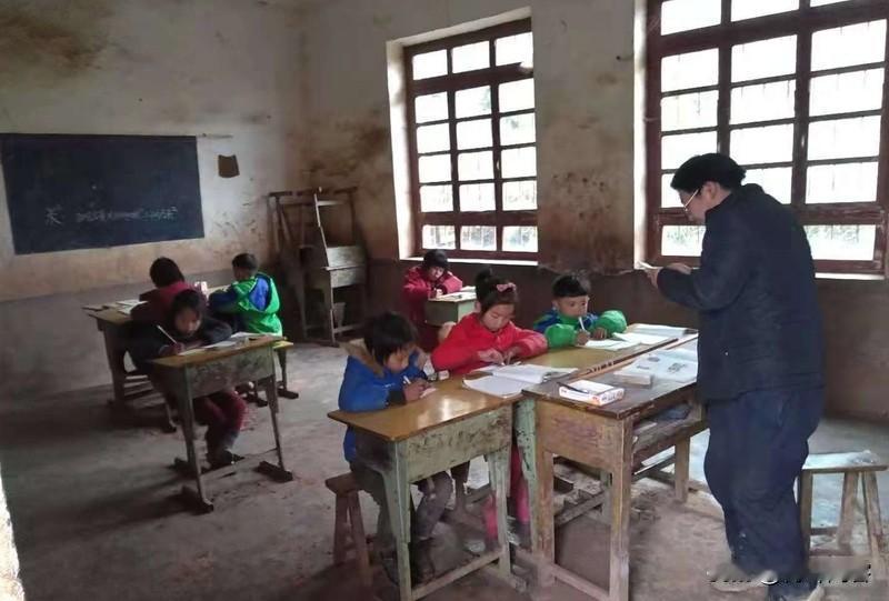 代课老师没有正式编制，也没有五险二金，不属于在教师。他们有教师证，双休天、节假日