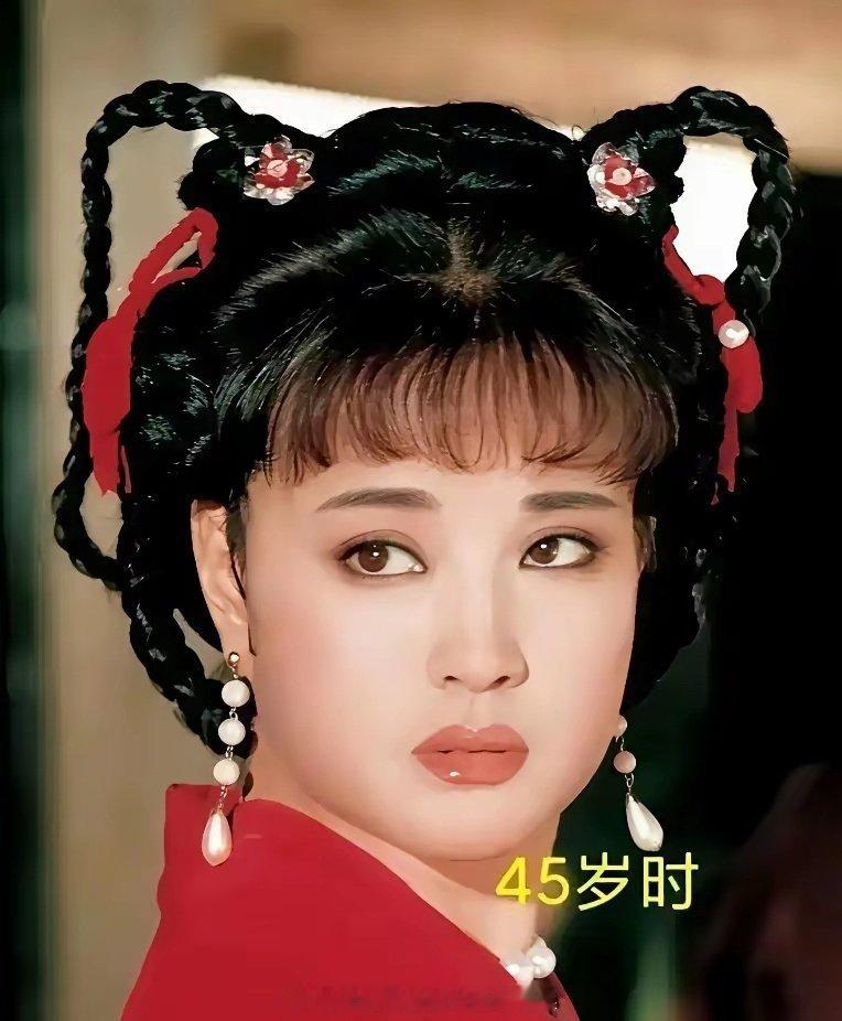 刘晓庆两次饰演武则天，跨度长达30年，但是妆容看起来真的变化不大！​