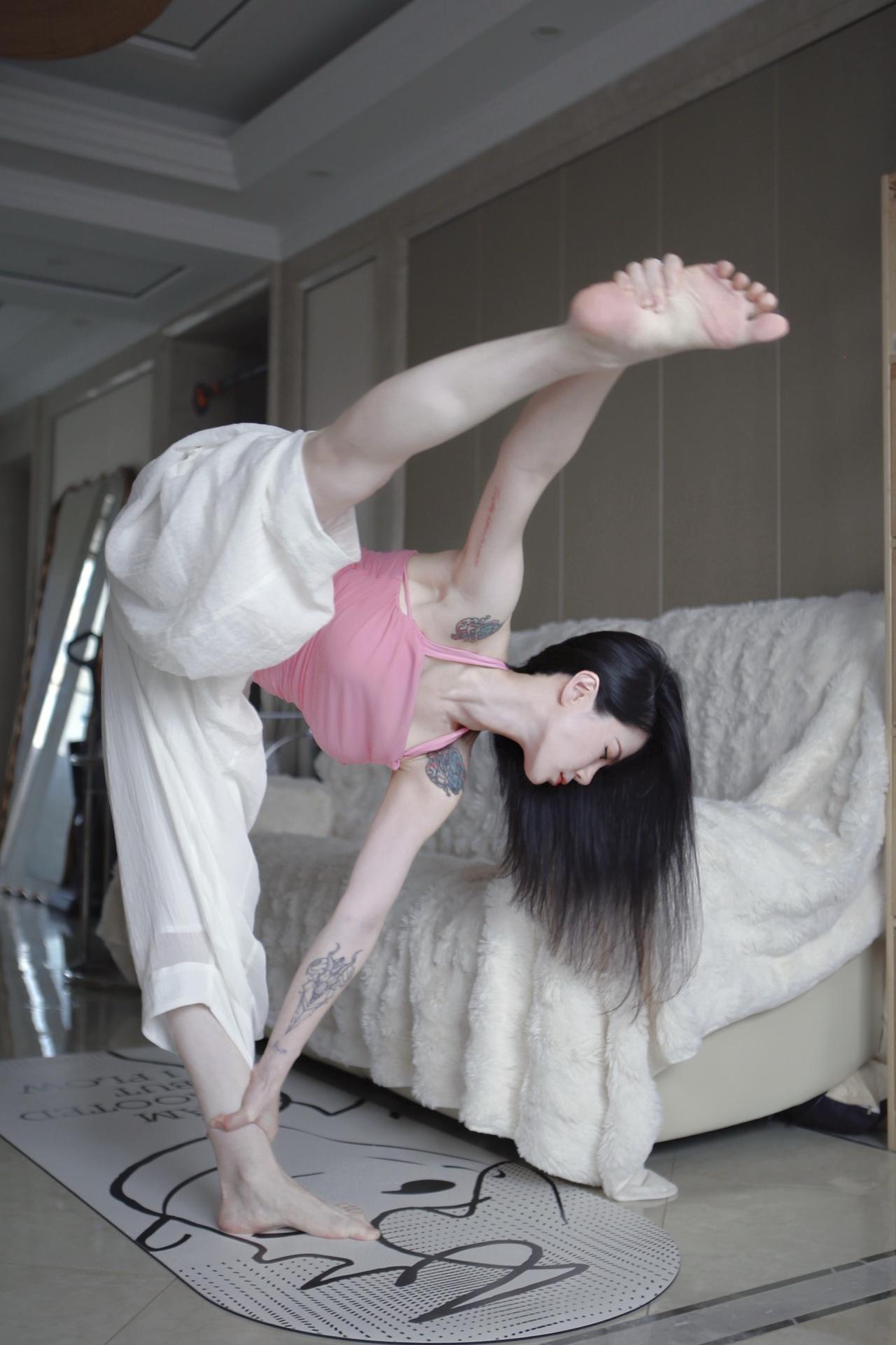 居家瑜伽｜身体是我摆放在未来的几何图形。瑜伽女孩瑜伽拍照体式