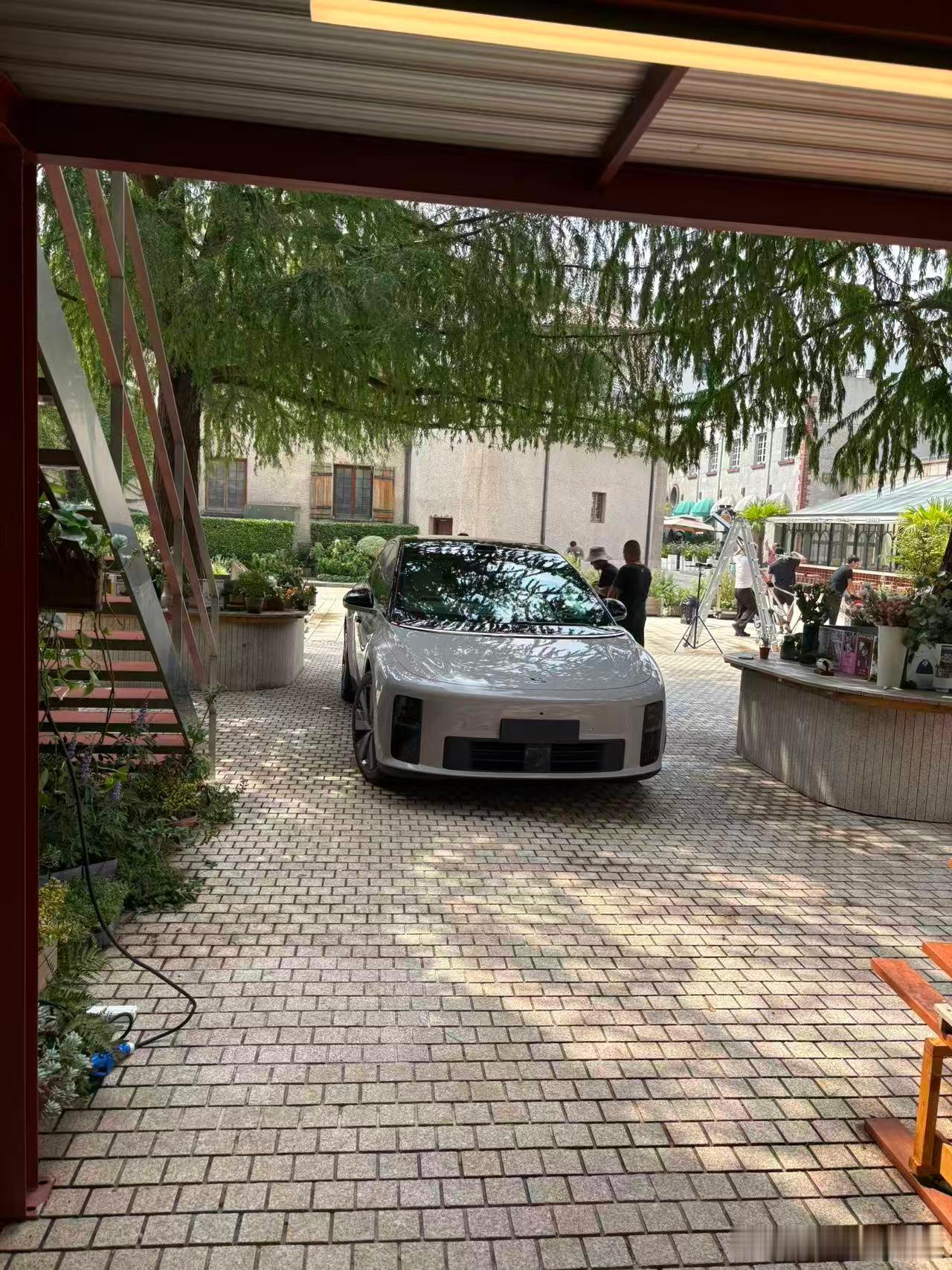 理想i6在拍新的官方素材，造型就是这样，但我还是建议等看实车。另外，关于理想