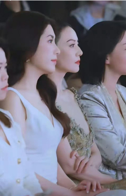 顶级骨相碰撞！49岁曾黎和46岁高圆圆同框，周围的人瞬间黯然失色。