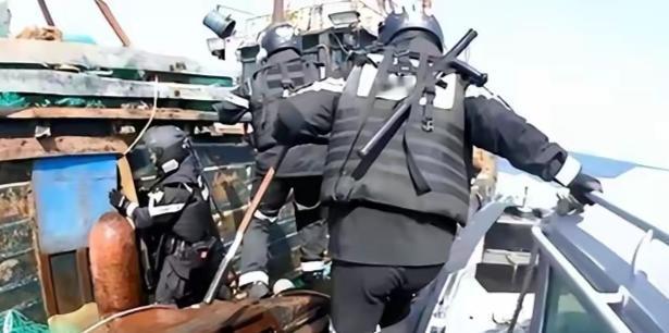 致死一名中国渔民！韩国大批海警船包围中方渔船，而且出手毫不留情。5月9日，韩