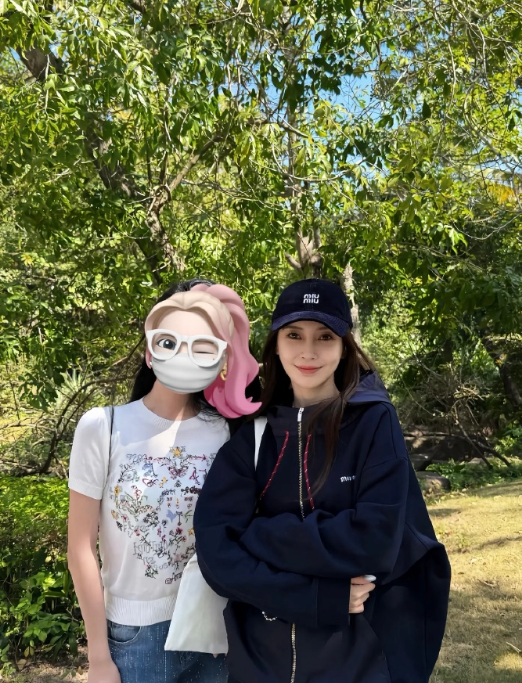 Angelababy和偶遇网友合照，好美的鼻姐