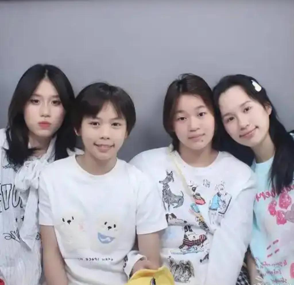 全红婵近日晒出与闺蜜的合照，四朵姐妹花笑容灿烂、青春洋溢。照片中，全红婵身形明显