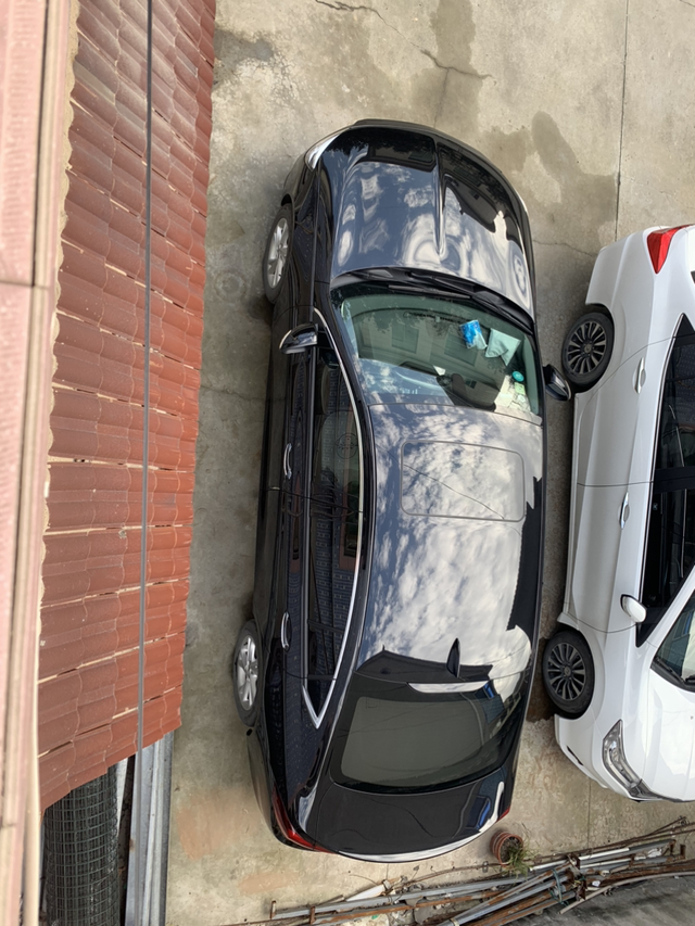 君威选黑色还是白色刚擦完车，车子就好亮，有些人还在纠结白色还是黑色，答案已经告