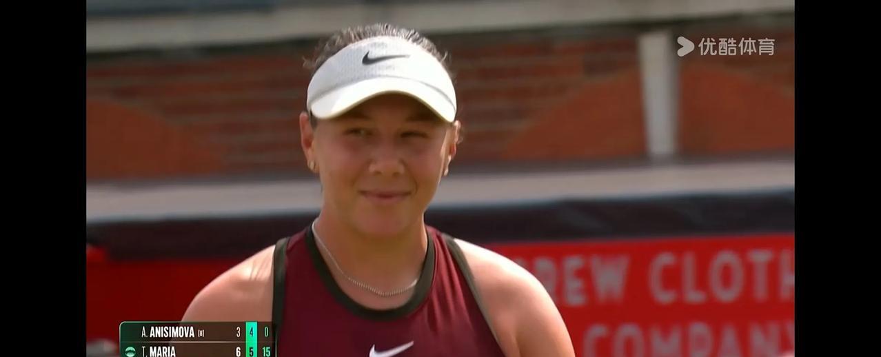 今年WTA500赛英国伦敦站女王杯草地赛女子单打冠亚军颁奖仪式，郑钦文