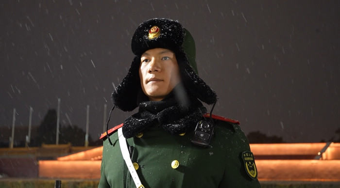 北京2026初雪降临，武警官兵暖心守护