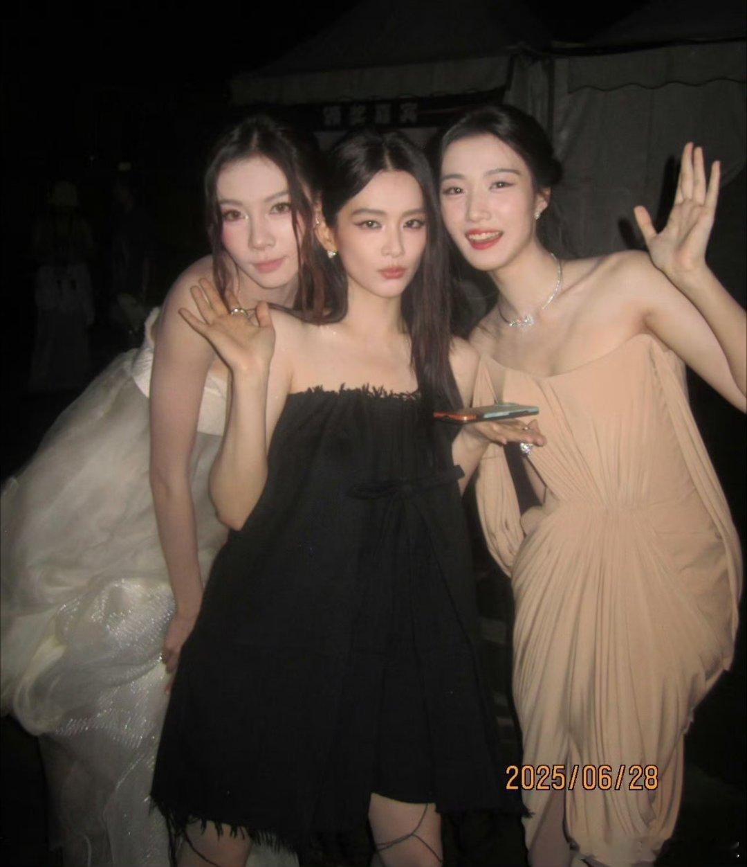 对不起、我真的是勾石一样的笑点。。。​这个手机不会掉吗哈哈哈​​​