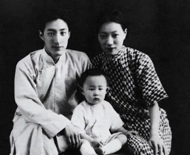 1929年，68岁泰戈尔访华，悄悄住进徐志摩家，夜里执意睡陆小曼床上。徐志摩欣然