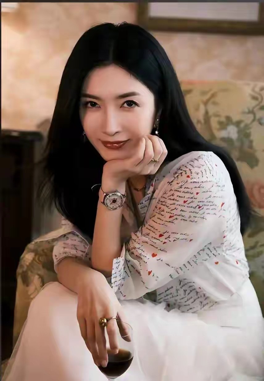 一张匿名漫画，一个影射，一场席卷全网的舆论风暴。2025年5月，"海外产子"四个字，把演员江疏影推进