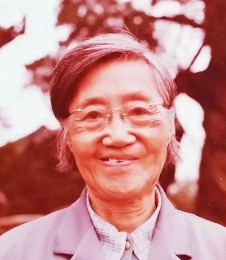 1964年4月，邓小平视察兰州504厂，一家对外绝密的铀浓缩工厂，在车间角落，他