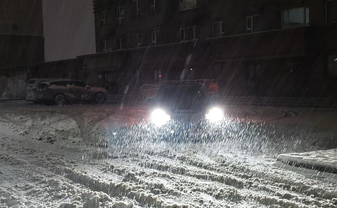 大暴雪，具象化了。乌鲁木齐正在暴雪中，几个小时之内地面已有厚厚积雪。预计这次