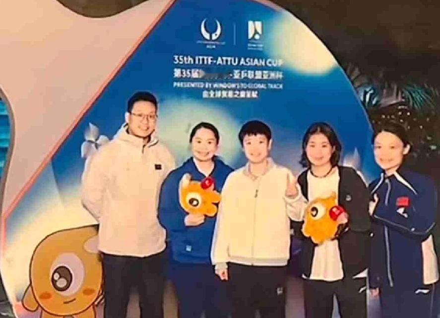 破案了，破案了，莎莎让眼镜哥哥再洗三张的照片来了，莎莎还是一如既往的剪刀手，