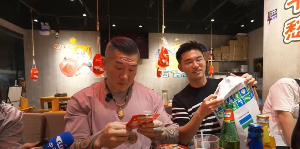 台湾网红馆长夜访东方一串上海市民热情投喂馆长今晚在虹口东方一串吃饭，大家给中
