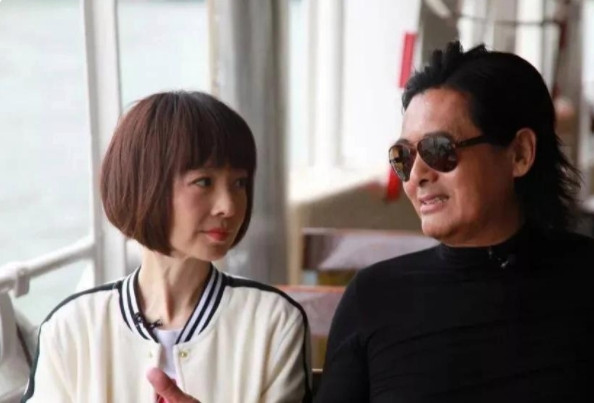 某一次采访中，鲁豫问周润发：“听说你要裸捐56亿啊！真的假的啊？”周润发笑道