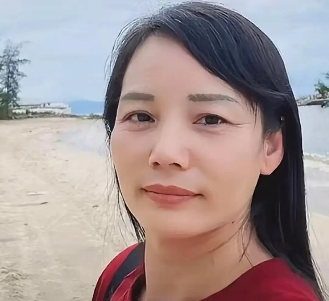 她蹲在球场边打开保温桶时，没人想到这会影响CBA冠军的体能数据。25岁年薪