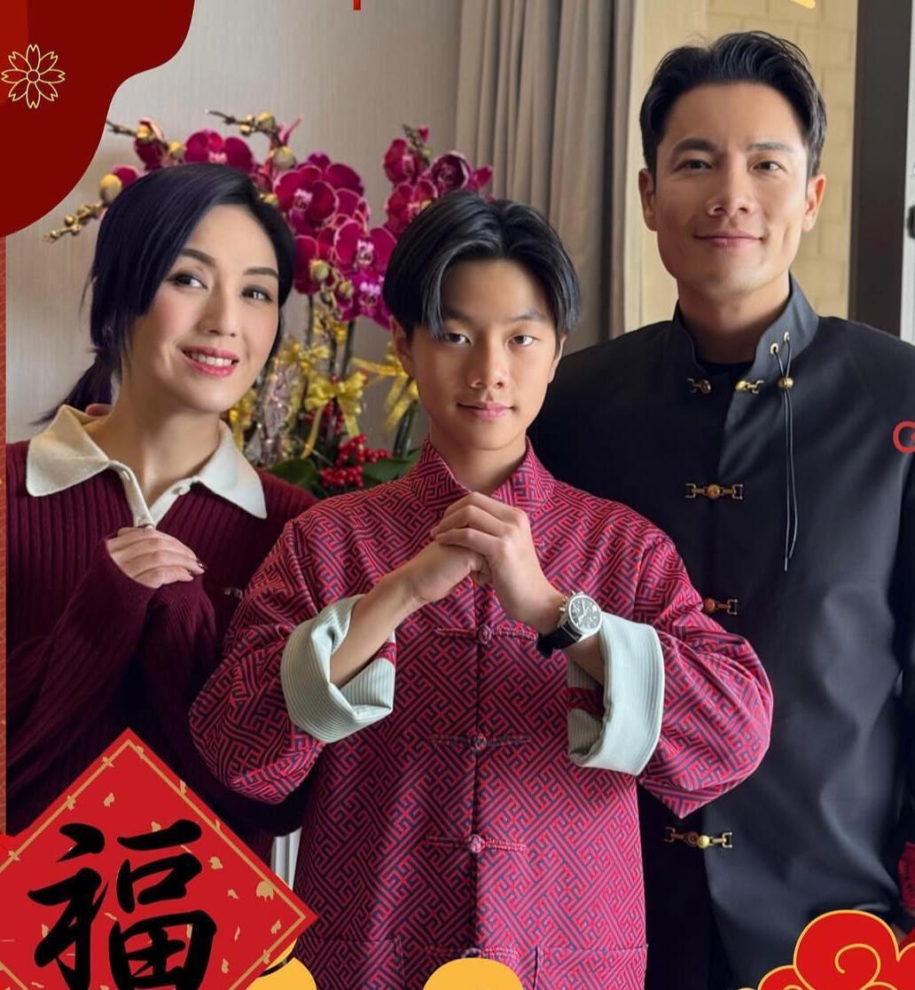 《基因的魔法》杨千嬅的儿子站在爸爸旁边，活脱脱就是个