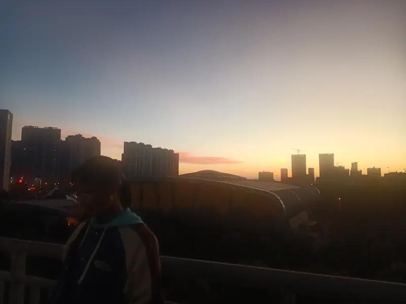 低谷期谁都有，迷茫、疲惫、不被理解，这些都是常态。别逼自己马上坚强，允许自己暂时