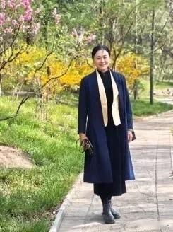 无妄之灾！北语教授张爱玲来到清华校园，看望女儿被树砸中去世！她当时正在骑自行车，