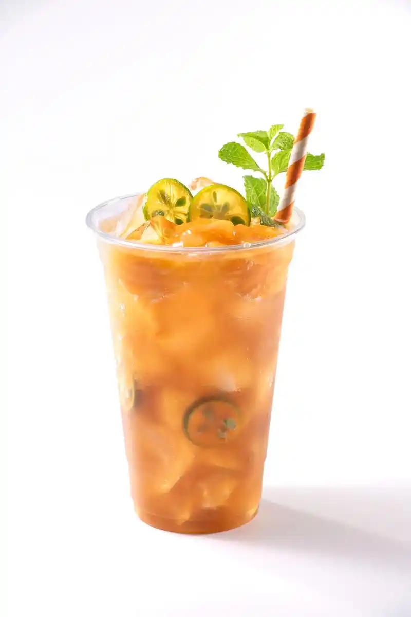 为什么奶茶几乎都用透明杯装，而咖啡杯却大多做成不透明的？走在城市的街头巷尾，