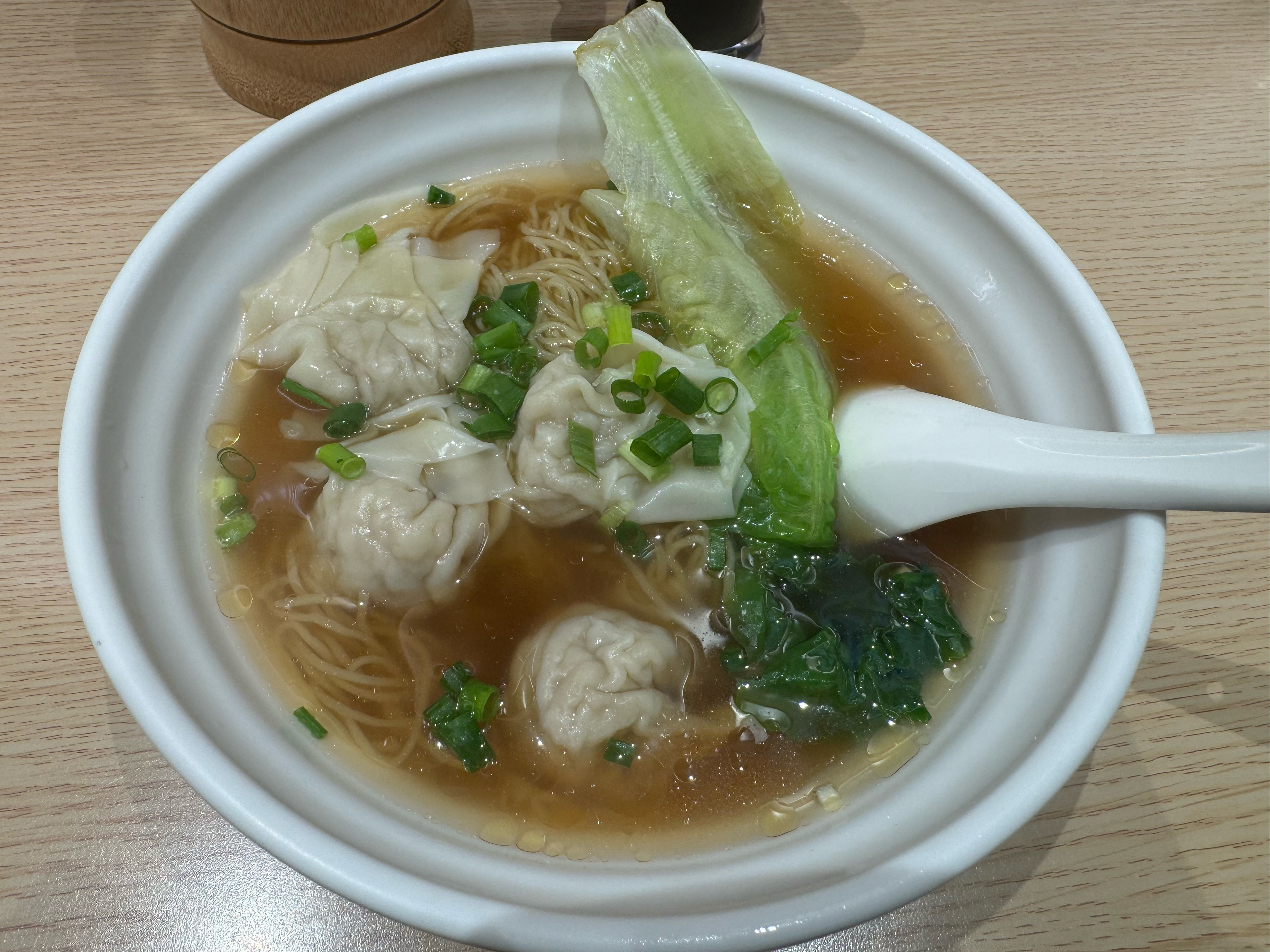 昨晚睡得太少了，早起胃就有点难受。到机场搞个云吞面，胃醒了。