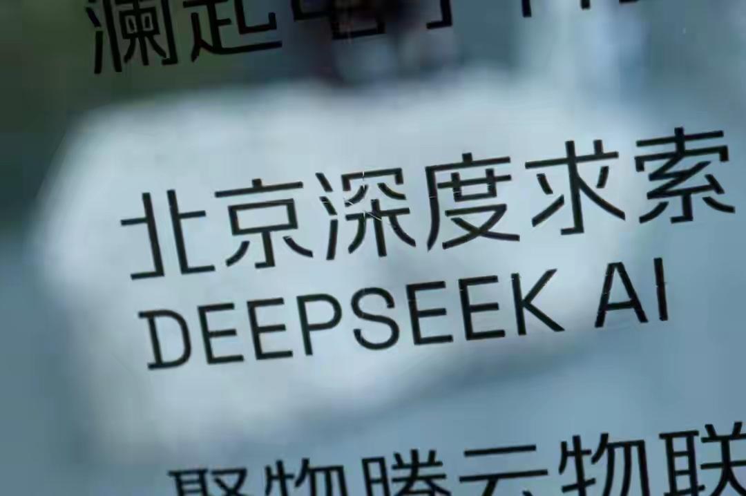 在AI芯片的世界里，硬件只是看得见的“肌肉”，真正把开发者牢牢拴住的，是一套看不