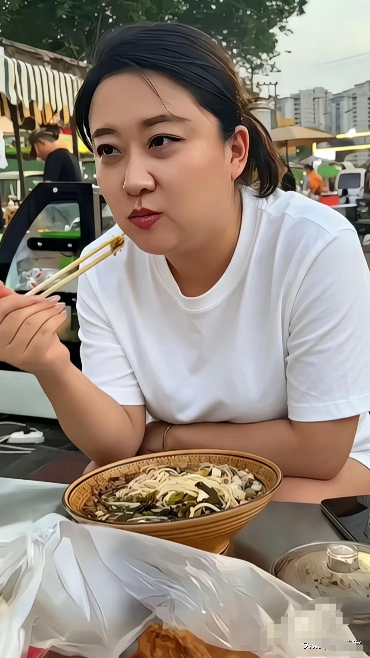 地摊美味，好吃不贵，这样的美女好养[赞]