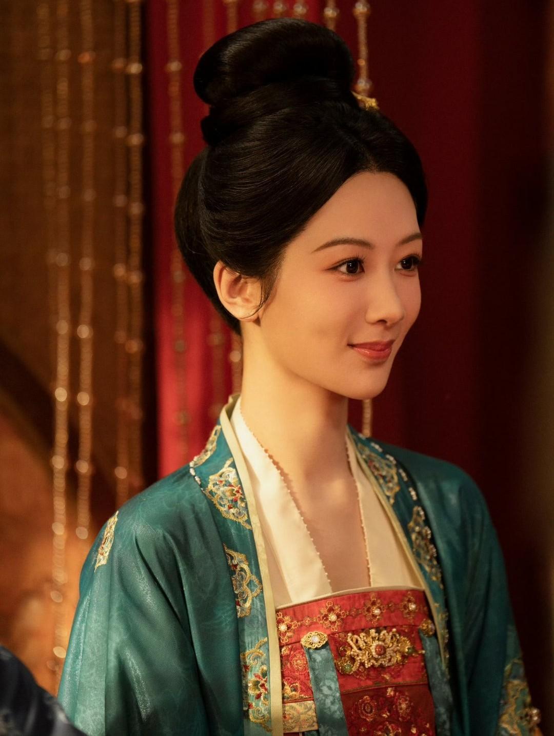 我觉得杨紫四封微博之夜Queen是非常有可能的事。大家看看，杨紫第一次拿是