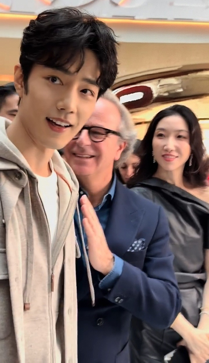 肖战在澳门被偶遇，他真的长得好帅气，头发酷酷的，身材也好高挑！