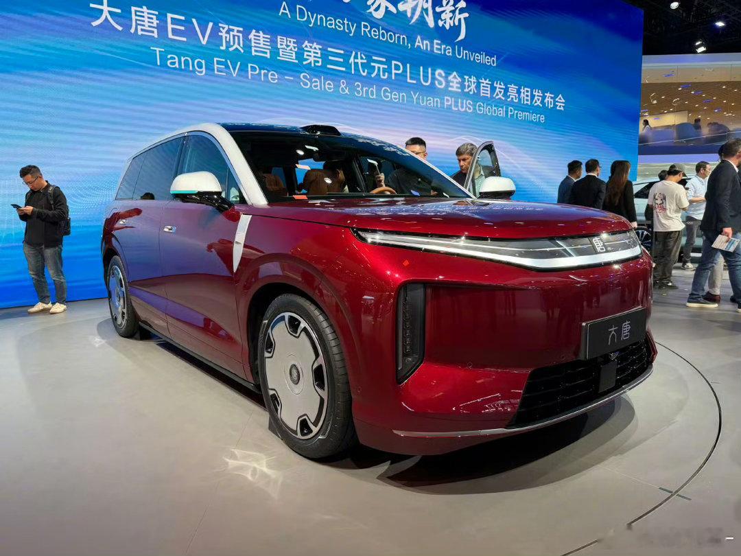 汽车七座布局的比亚迪全新SUV大唐，我惊了，不都是六座吗？大唐直接上2+2+