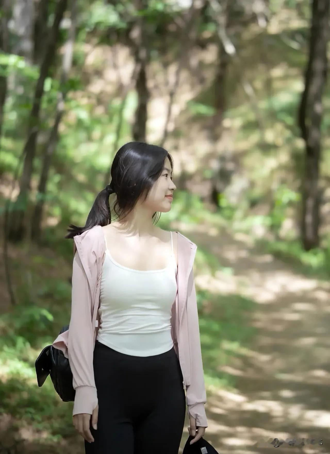 她踏过泥泞，踩碎质疑，每一步都是对平庸的宣战。从山谷到峰顶，汗