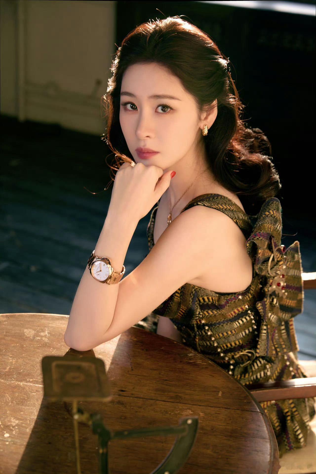 张碧晨美得有点超过了张碧晨微博之夜出发造型封神！暖调美拉德裙身在阳光下折射高