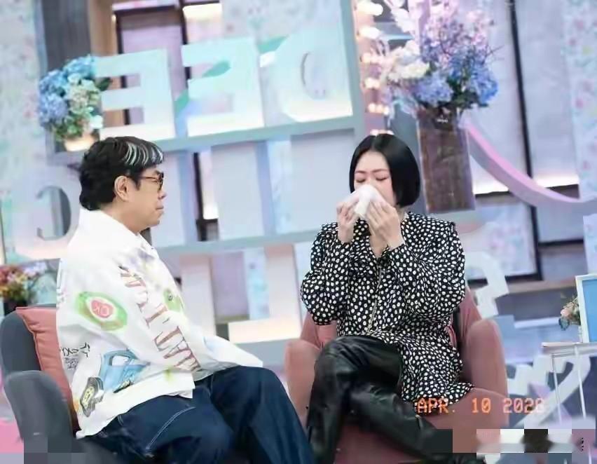 S家这一家真是把一句话具象化了小S又出来思念姐姐了据说是跟蔡康永又聊起