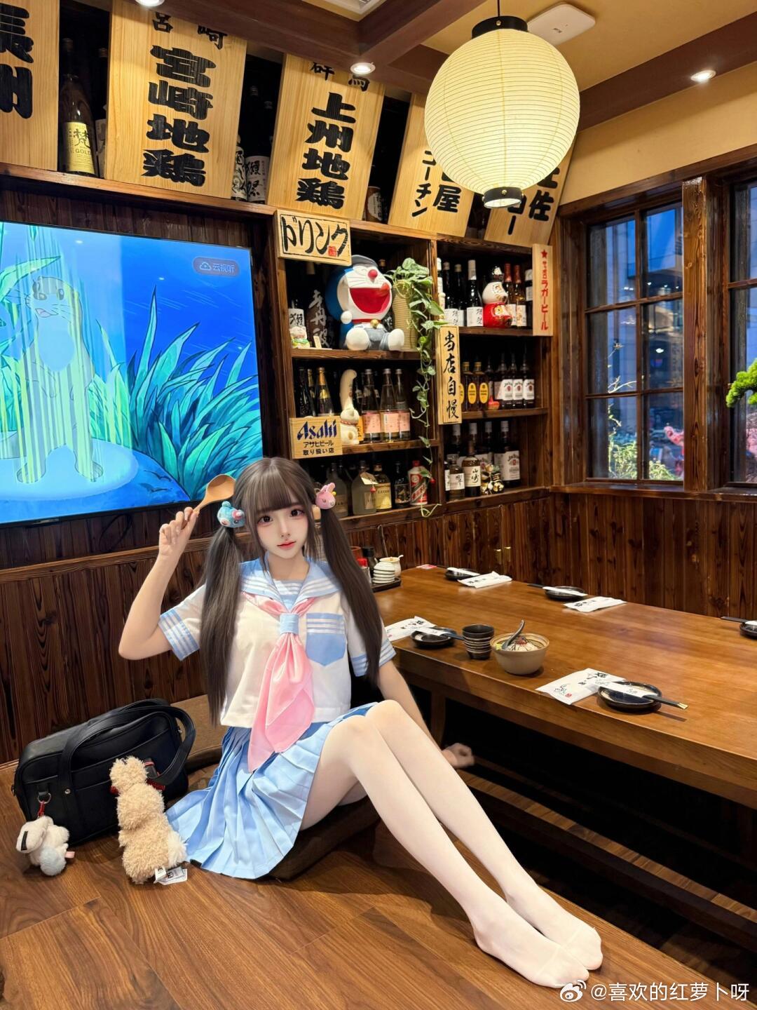 吃日料要脱鞋，露出丝袜jiojio~​​​