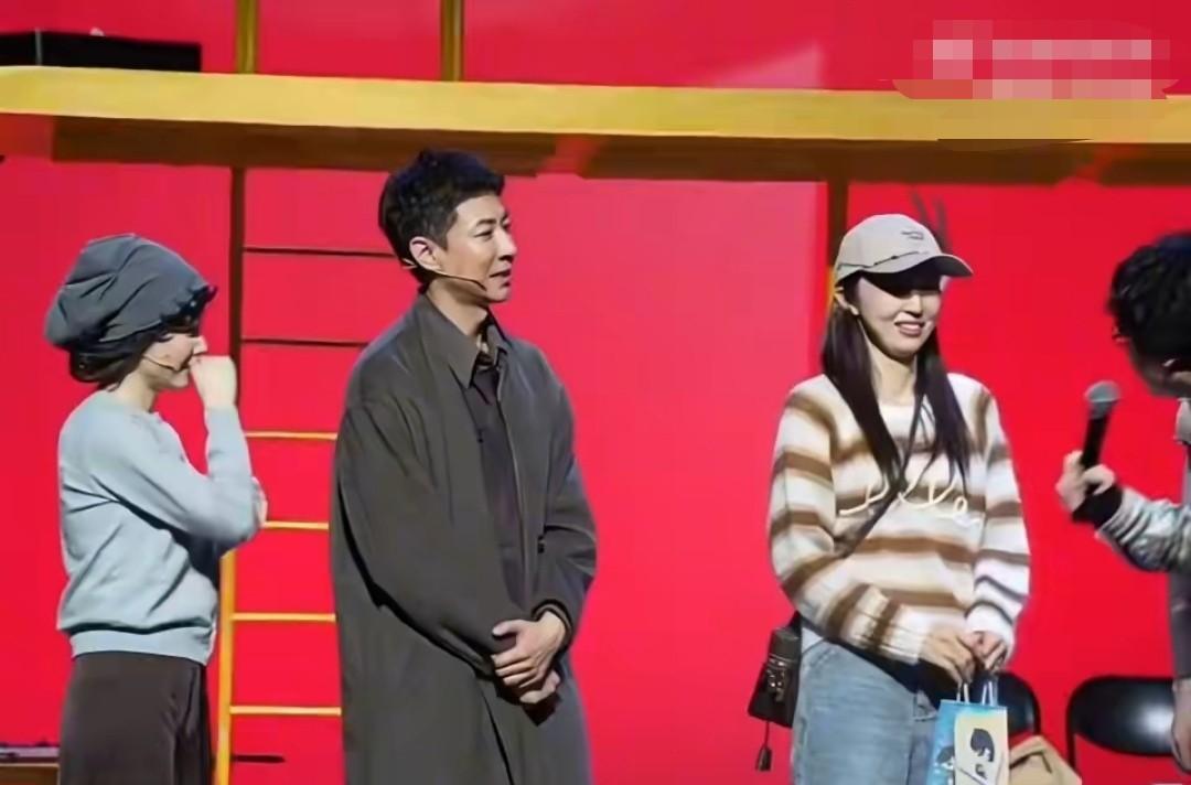 主持人问董璇：“你对老张（张维伊）的演技有什么建议吗？”董璇一时被主持人问住了