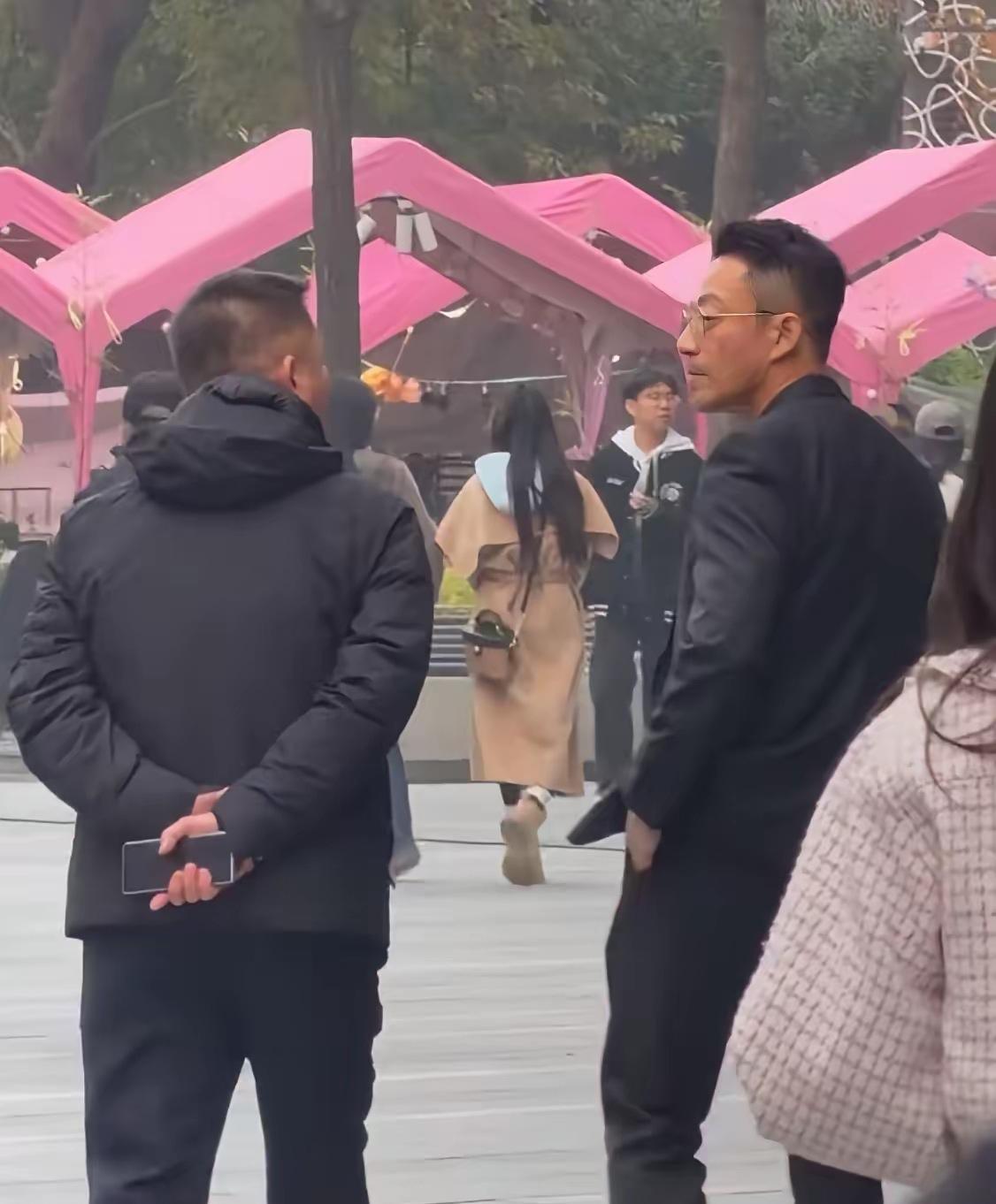 网友偶遇汪小菲和汪大爷？有网友在北京三里屯偶遇汪小菲和一位外形酷似汪大爷的人一