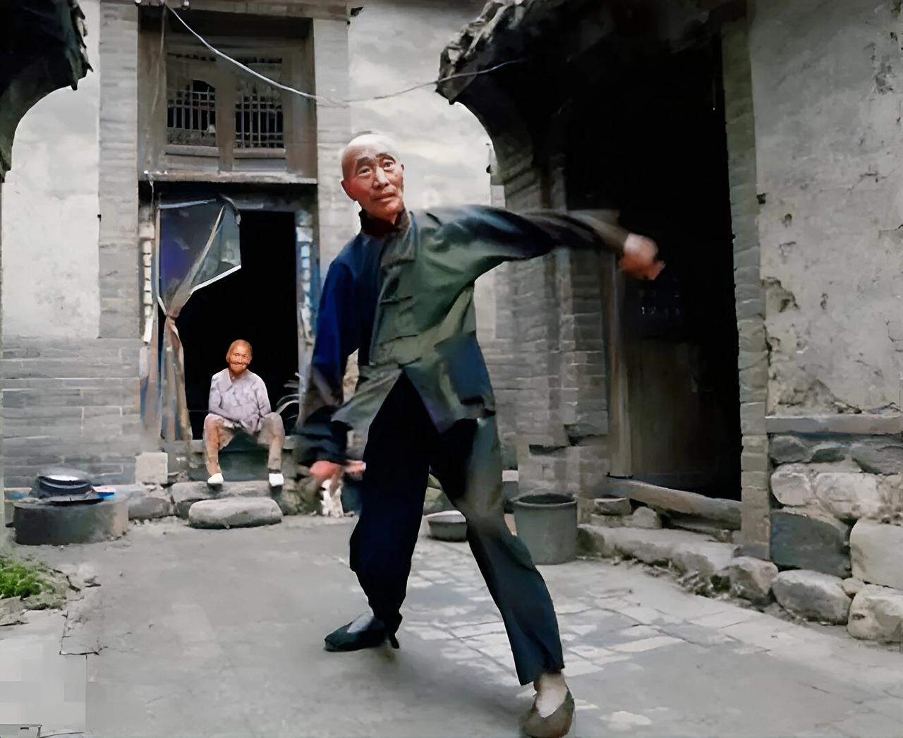 这个正在练武却看起来弱不禁风的老人，正是少林前主持释永信的师父郝释斋。202