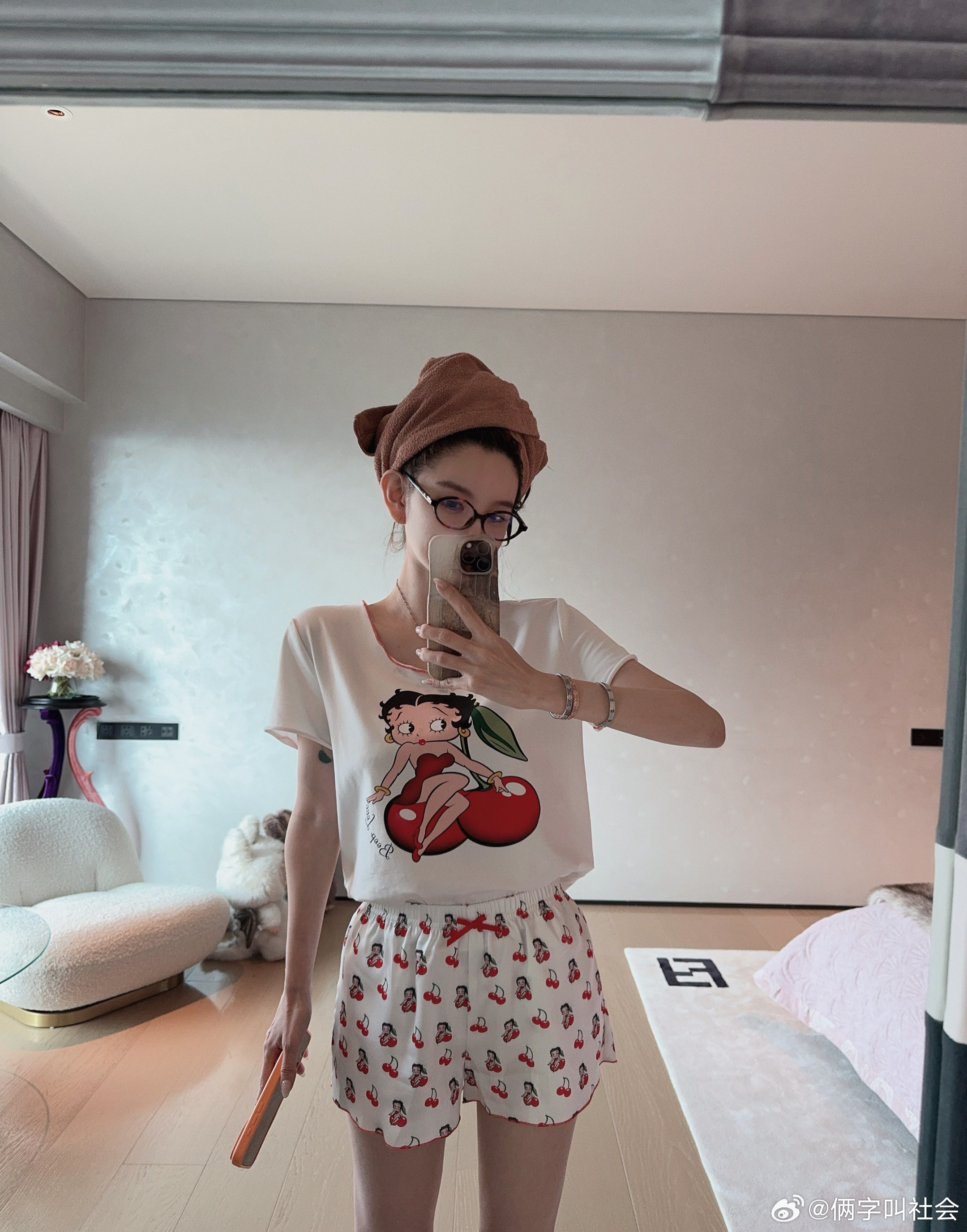 姐妹们今晚台风天咱们就老老实实在家看我啵啵啊啊啊啊！！！台风🌀地的姐妹们别出