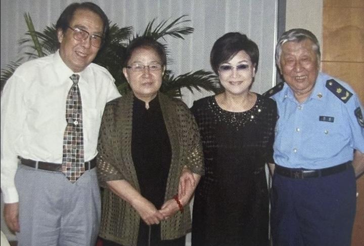 阎肃、谷建芬、李谷一等老艺术家们的一张留影