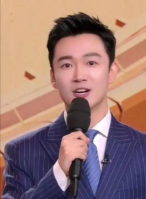 你敢信吗，一个男主持人前一晚还在白玉兰颁奖盛典上熠熠生辉，跟张凌赫、关晓彤并肩而