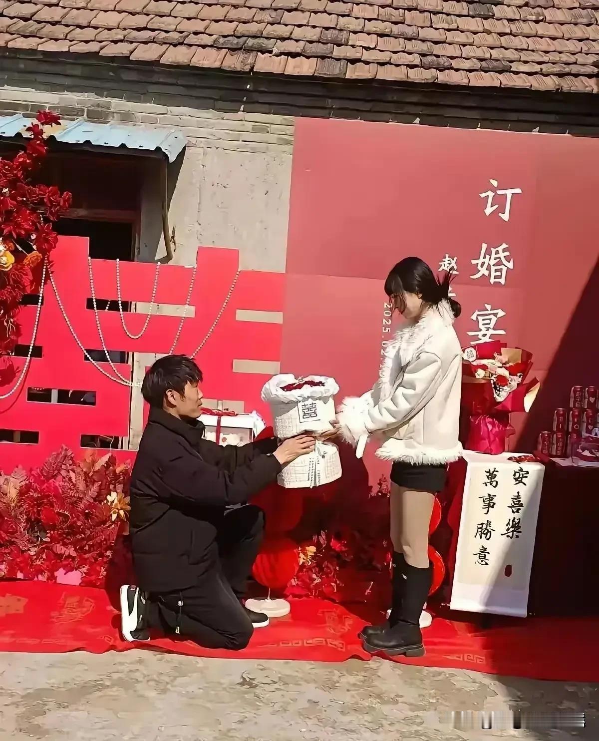 最近参加了三家订婚宴：一个是邻居的儿子，一个是朋友的儿子，还有一个是战友的儿子。