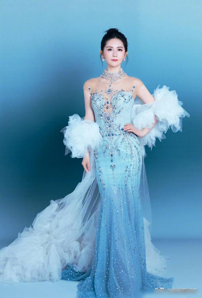 你真以为谢娜是在圆梦？我告诉你，这不是一场演唱会，这是一次蓄谋已久的资产清算。