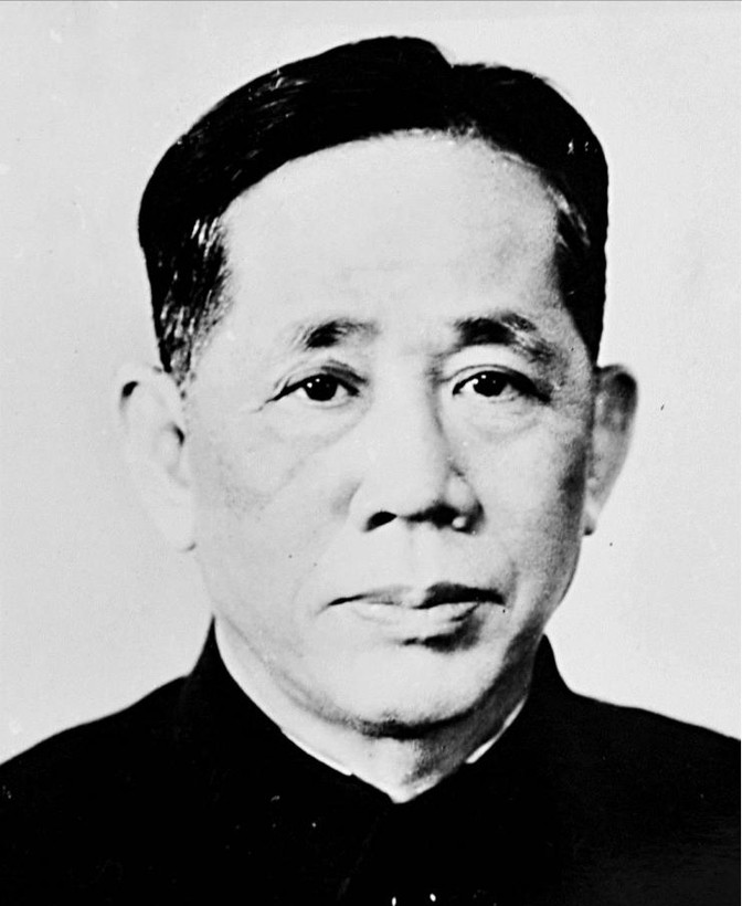 1975年4月30日，越南人民军的坦克撞开了西贡总统府的大门，黎笋站在地图前一言