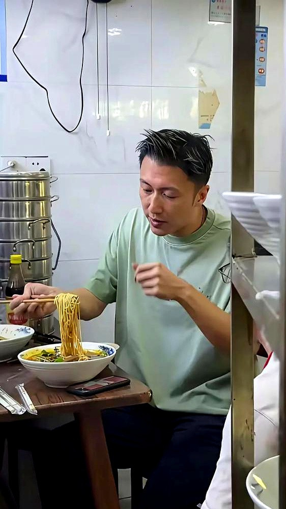 身家过十亿的谢霆锋，在南京刚开完万人演唱会，转头钻进一家苍蝇小馆，点了碗粉加俩饼，结账才69块。没带