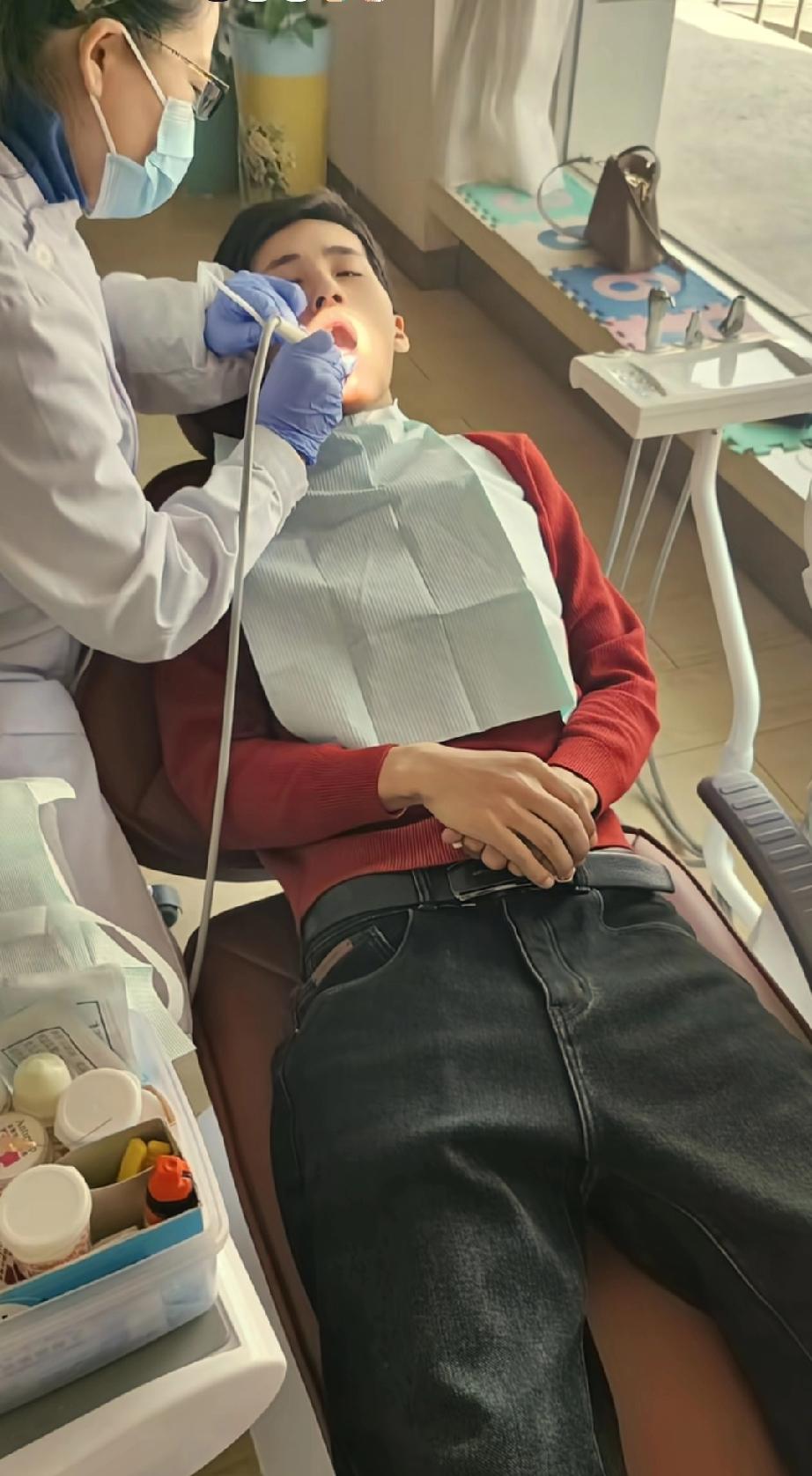 张云鹏的爸爸和继母带着张云鹏来到牙科诊所洗牙，诊所的医生免费为张云鹏进行洗牙